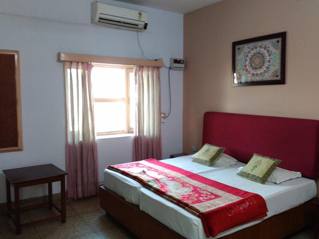 Hotel Ajaya Varanasi Habitación foto