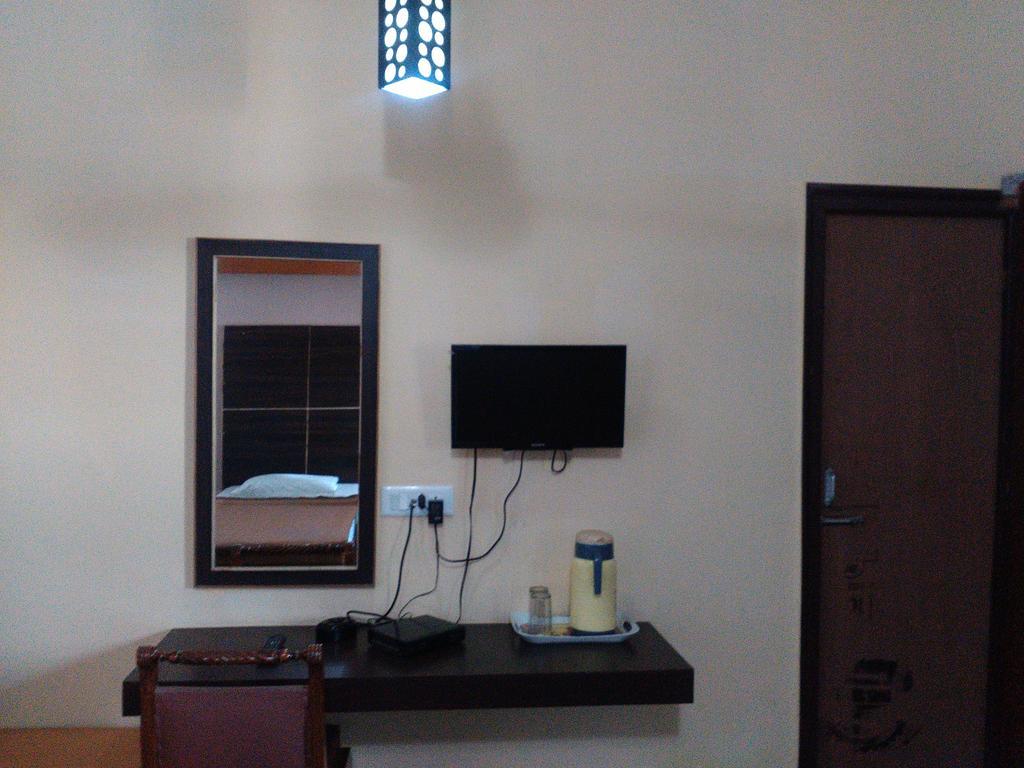 Hotel Ajaya Varanasi Habitación foto