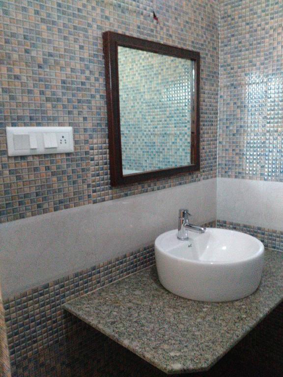 Hotel Ajaya Varanasi Habitación foto