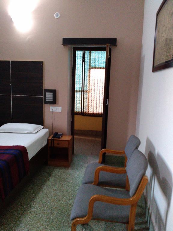 Hotel Ajaya Varanasi Habitación foto