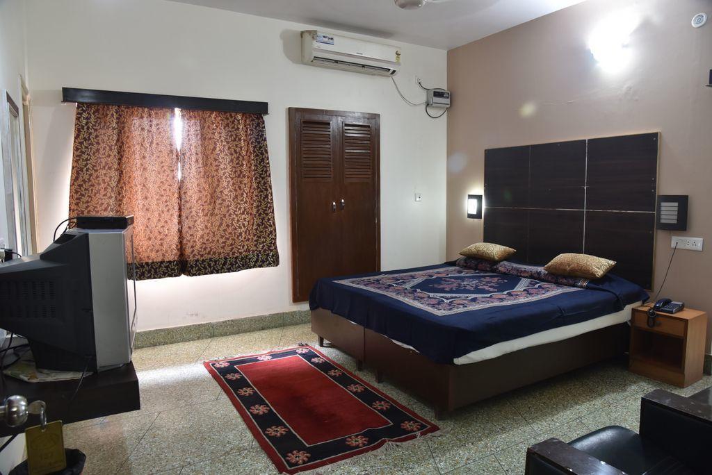 Hotel Ajaya Varanasi Habitación foto