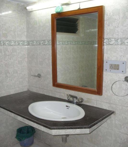 Hotel Ajaya Varanasi Habitación foto